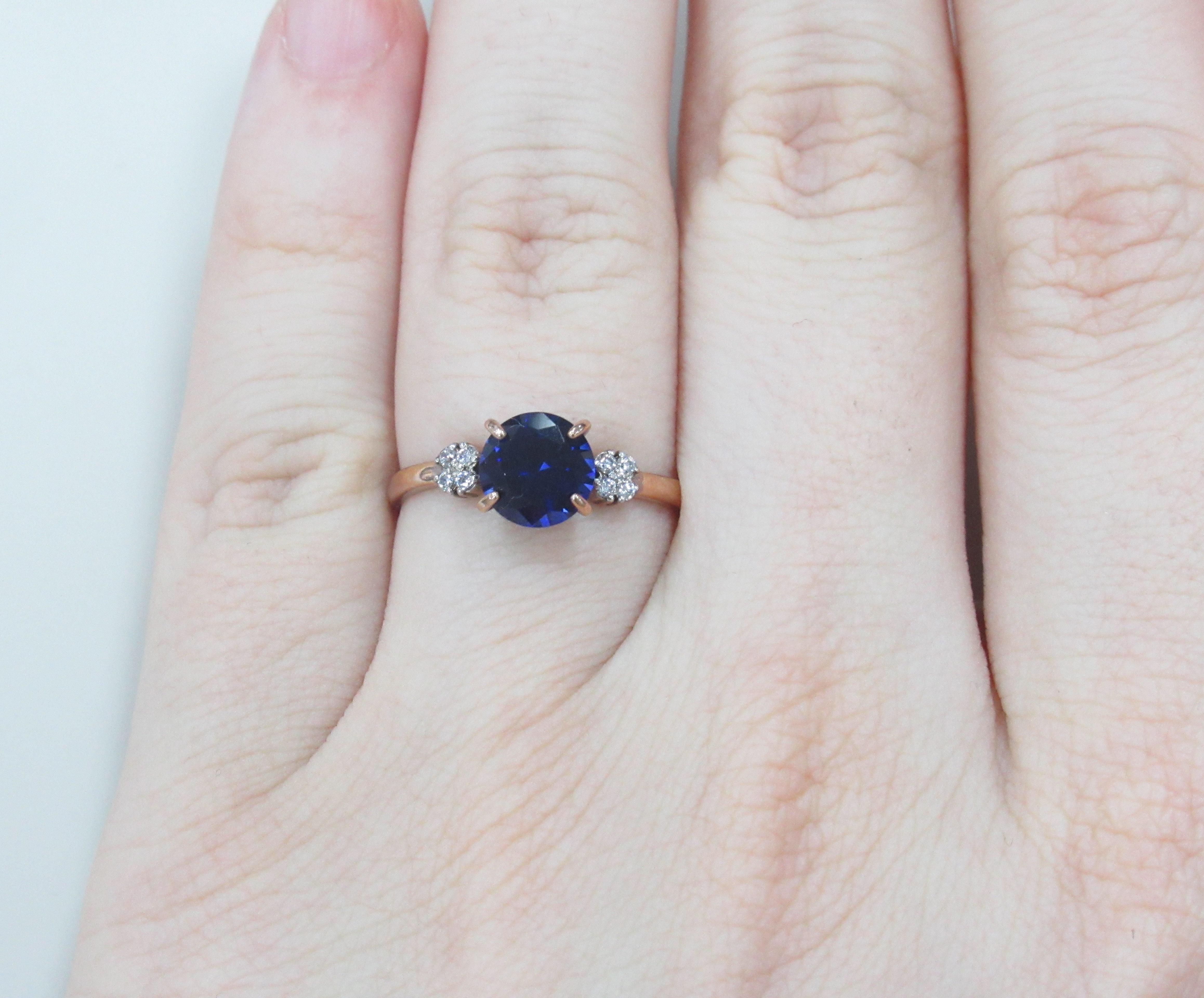 Серебряное кольцо 925 пробы; вставки 1 ГТ Сапфир, 8 Куб. Цирконий бесцв.;